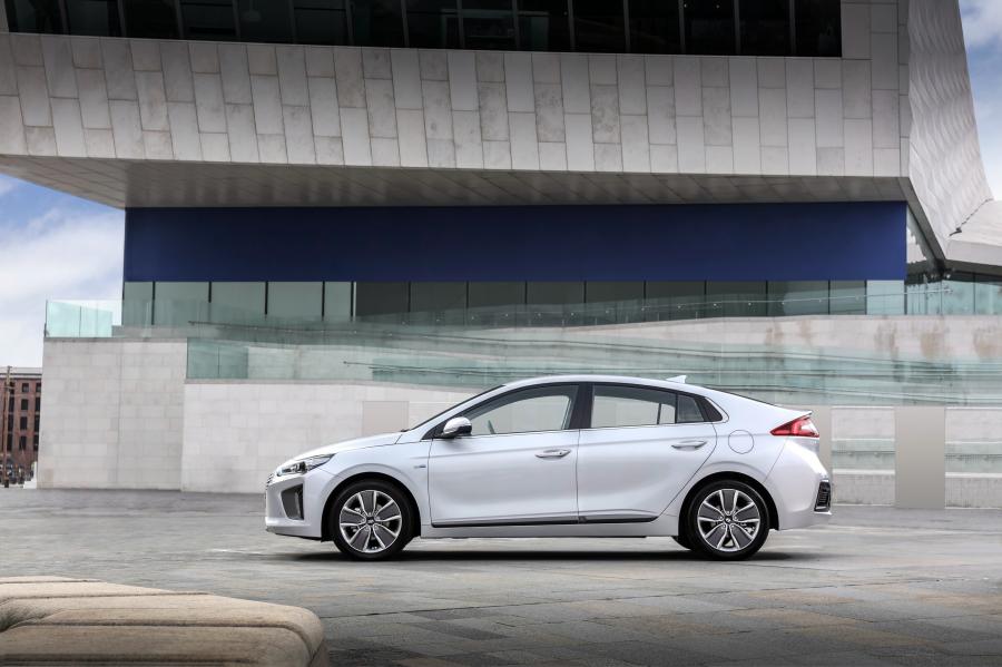  Hyundai IONIQ hybrid 2016 года  (UK) (фото 19 из 32)